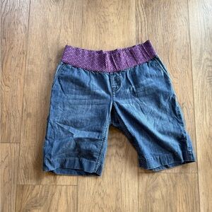 GAP Maternity Denim Shorts Fabric Waistband Women’s Size 6 10 inch inseam